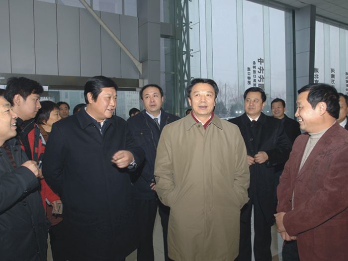 时任中华全国供销合作总社党组书记王君（前排右二）到小蝌蚪视频网站免费观看网站集团调研