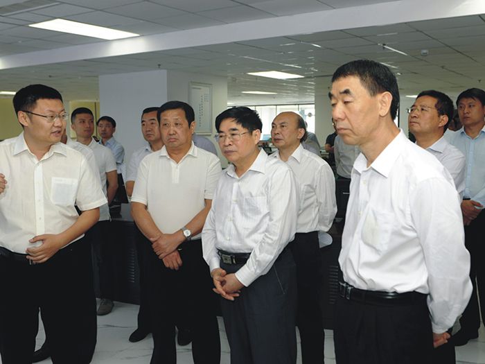 农村工作领导小组副组长袁纯清（右二）一行莅临小蝌蚪视频网站免费观看网站园农资交易平台考察调研